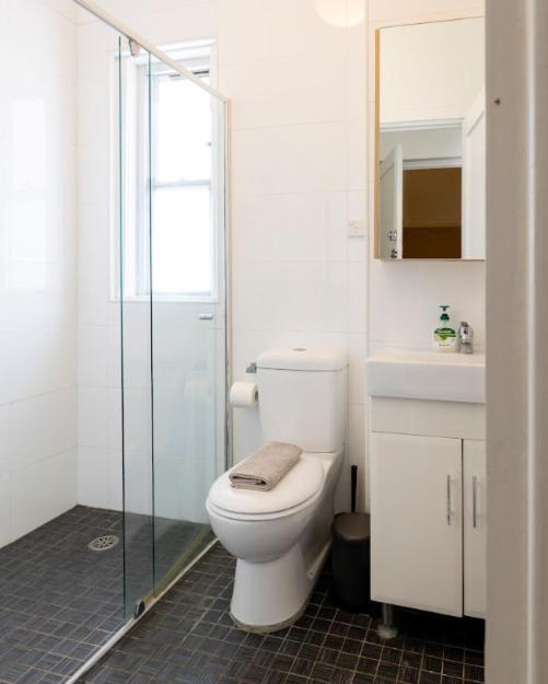 2 Mins To The Modern Gem Sleeps 4 Apartment Sydney