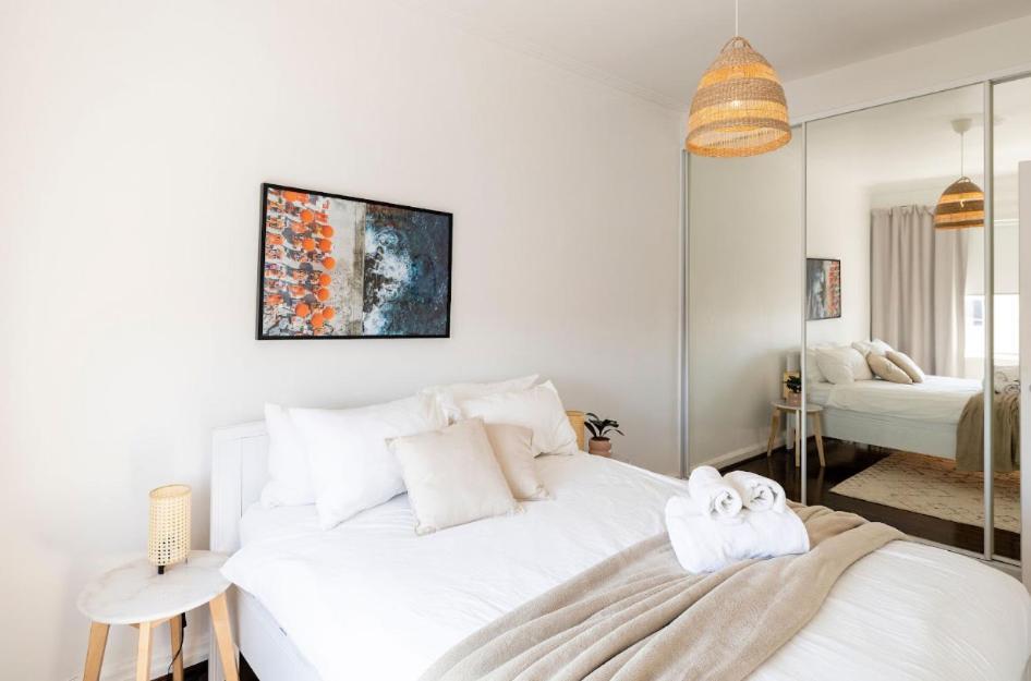 2 Mins To The Modern Gem Sleeps 4 *